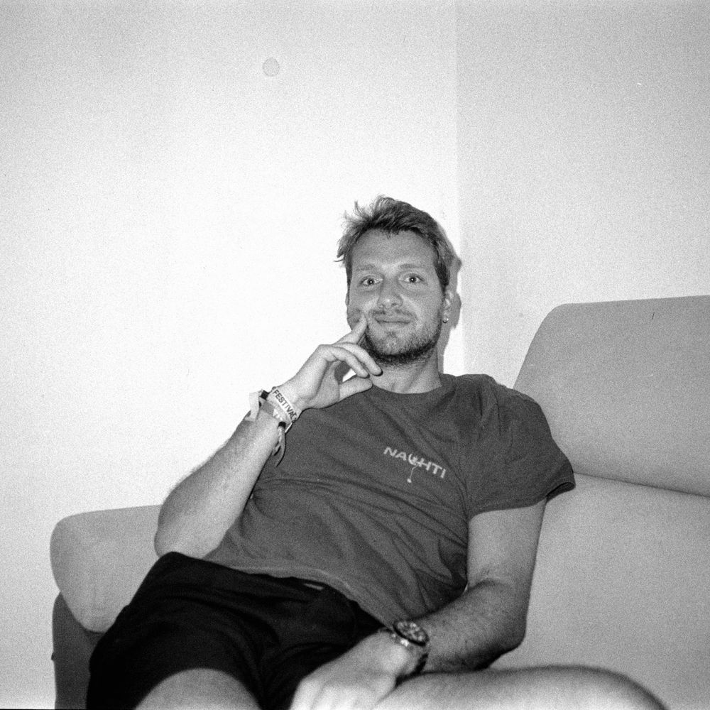 Richard, autor fotek, sedí na gauči
